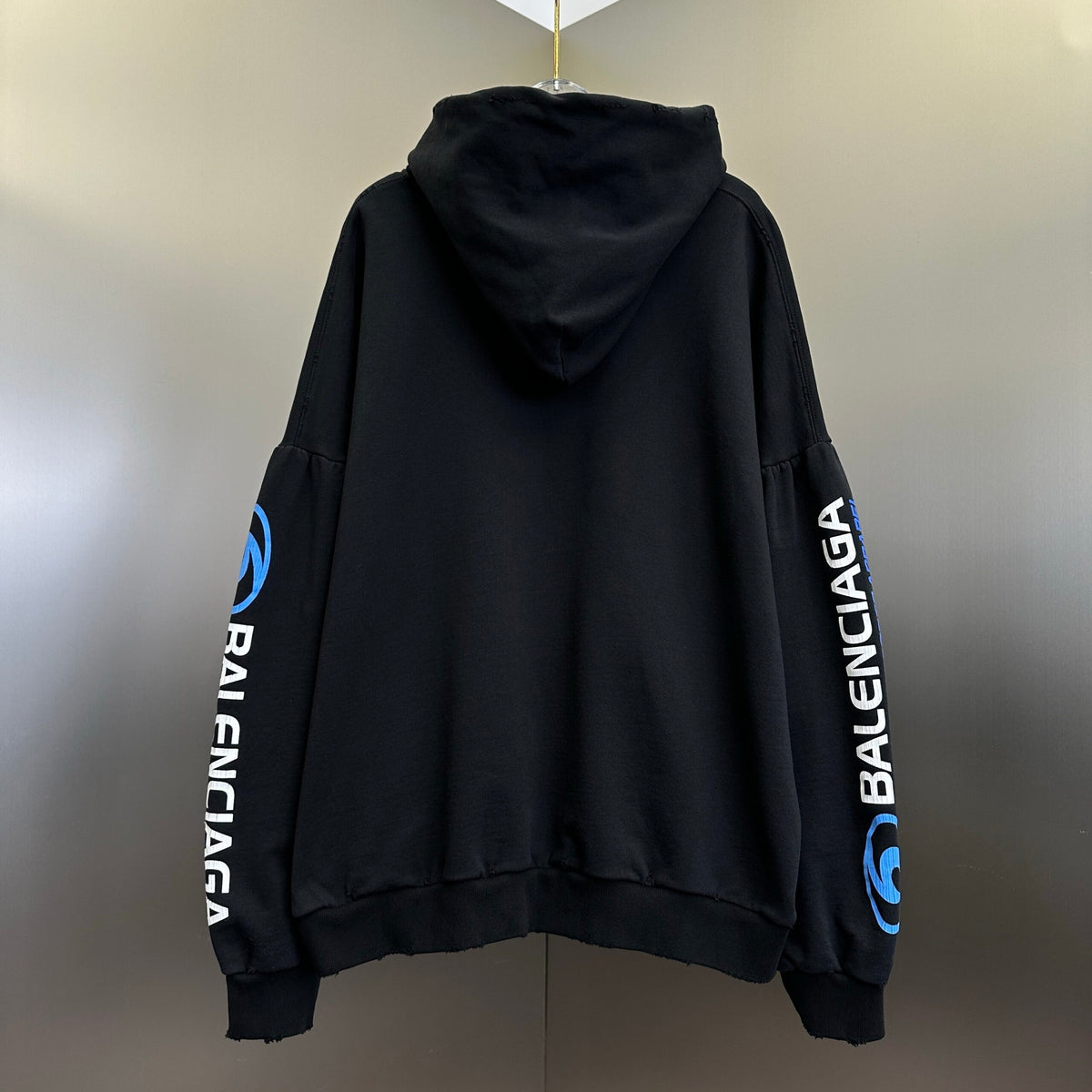 Balenciaga Exclusive Clothing - prezentare produs