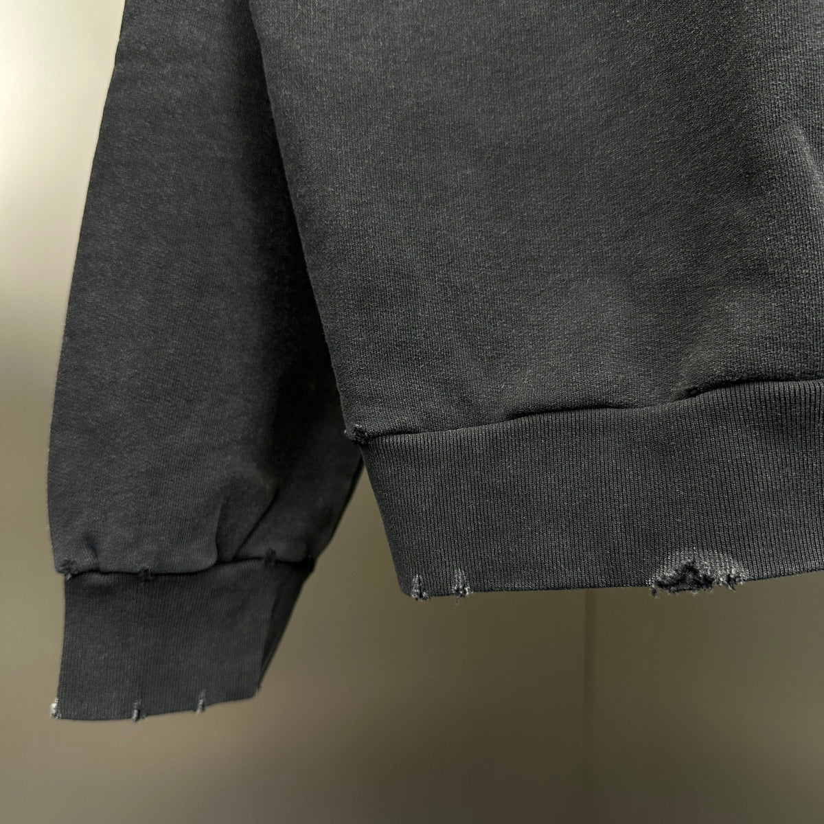 Balenciaga Exclusive Clothing - prezentare produs