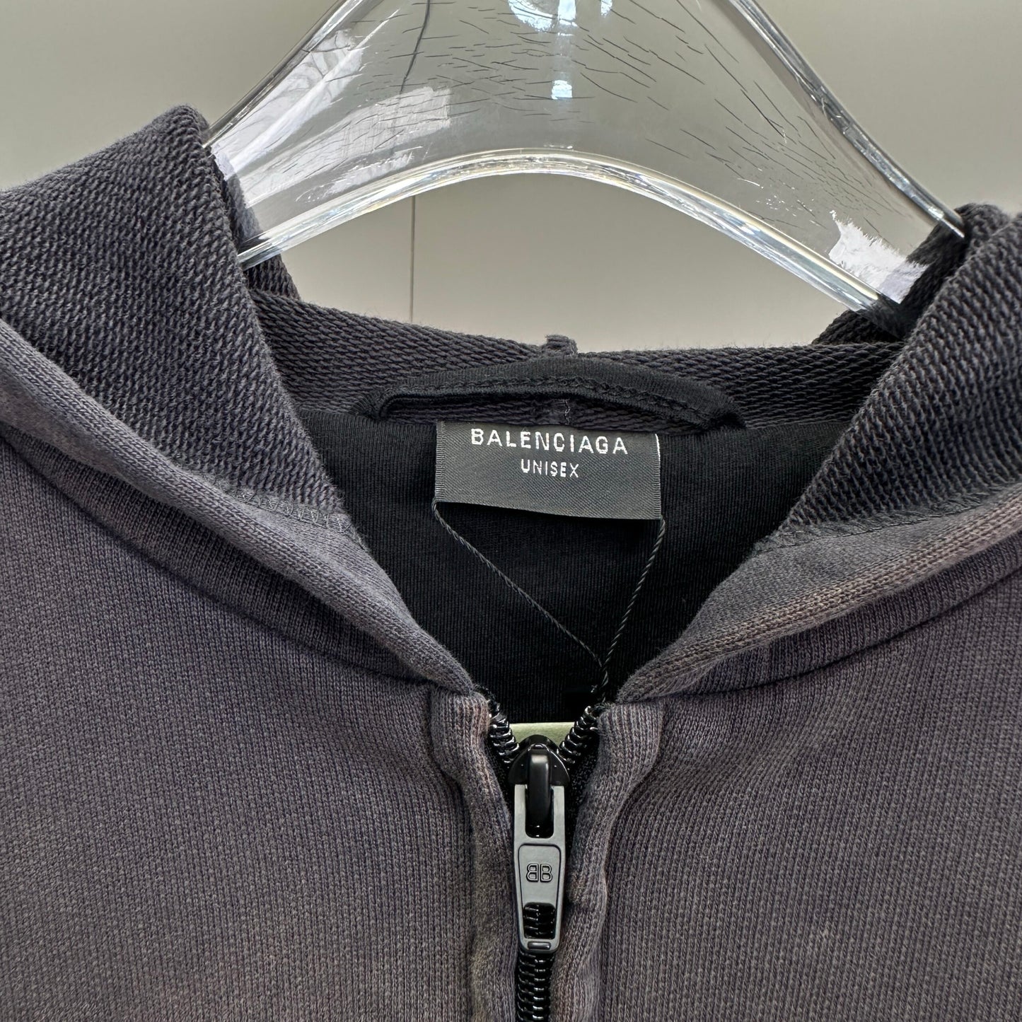 Balenciaga Exclusive Clothing - prezentare produs