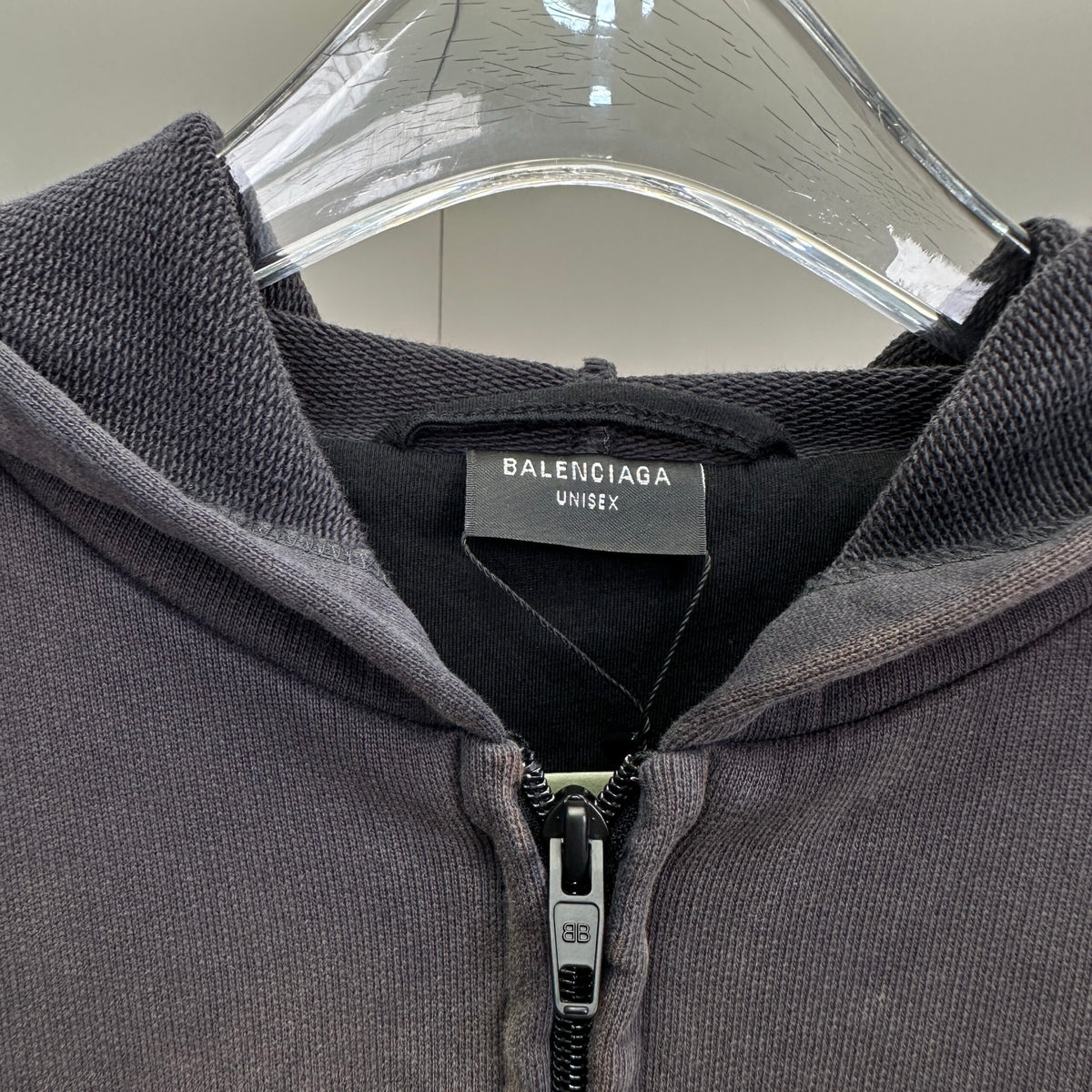 Balenciaga Exclusive Clothing - prezentare produs
