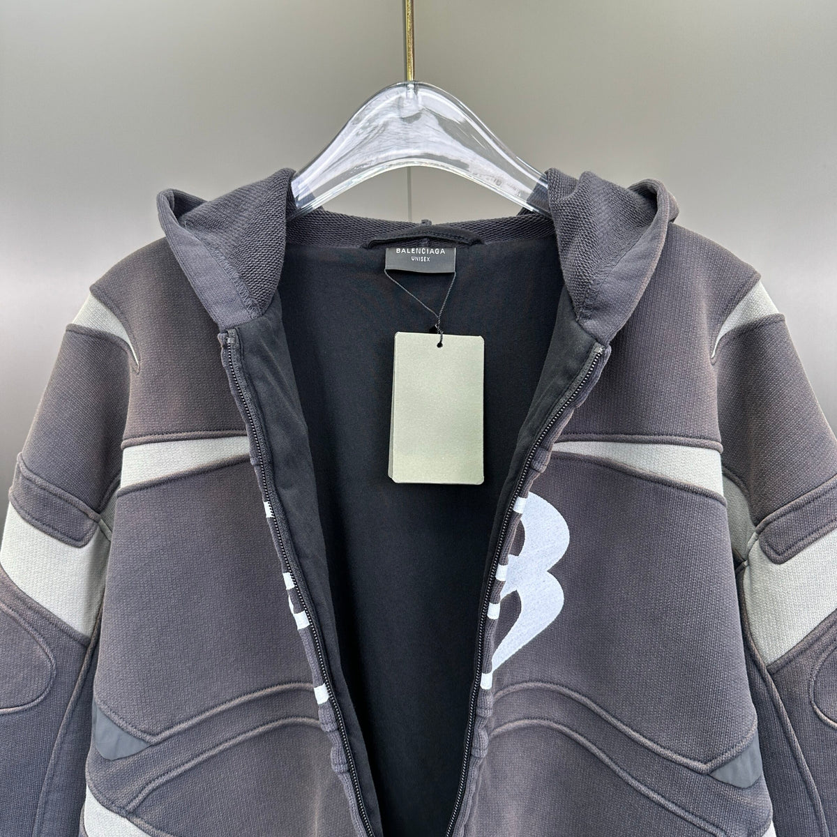 Balenciaga Exclusive Clothing - prezentare produs
