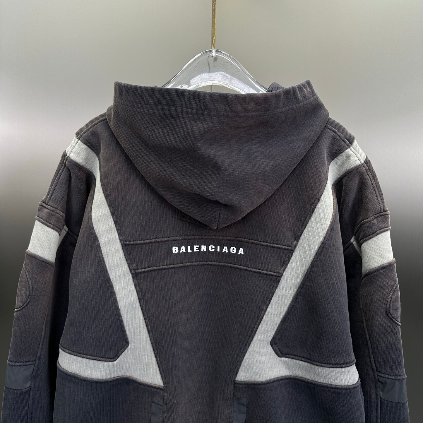 Balenciaga Exclusive Clothing - prezentare produs