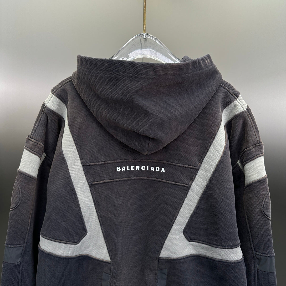 Balenciaga Exclusive Clothing - prezentare produs