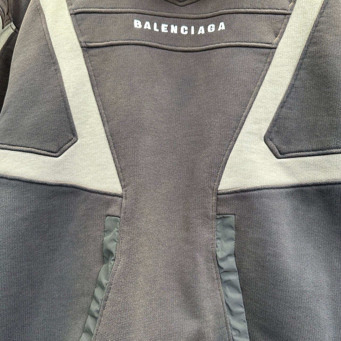 Balenciaga Exclusive Clothing - prezentare produs
