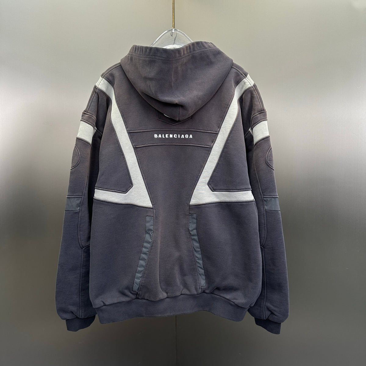 Balenciaga Exclusive Clothing - prezentare produs