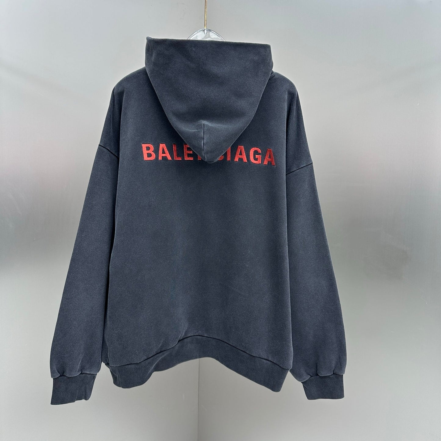 Balenciaga Exclusive Clothing - prezentare produs