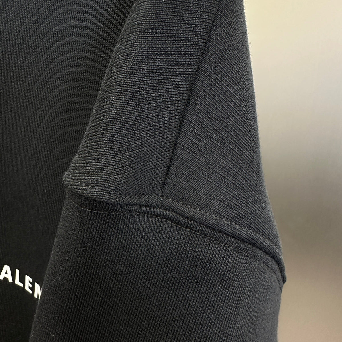 Balenciaga Exclusive Clothing - prezentare produs