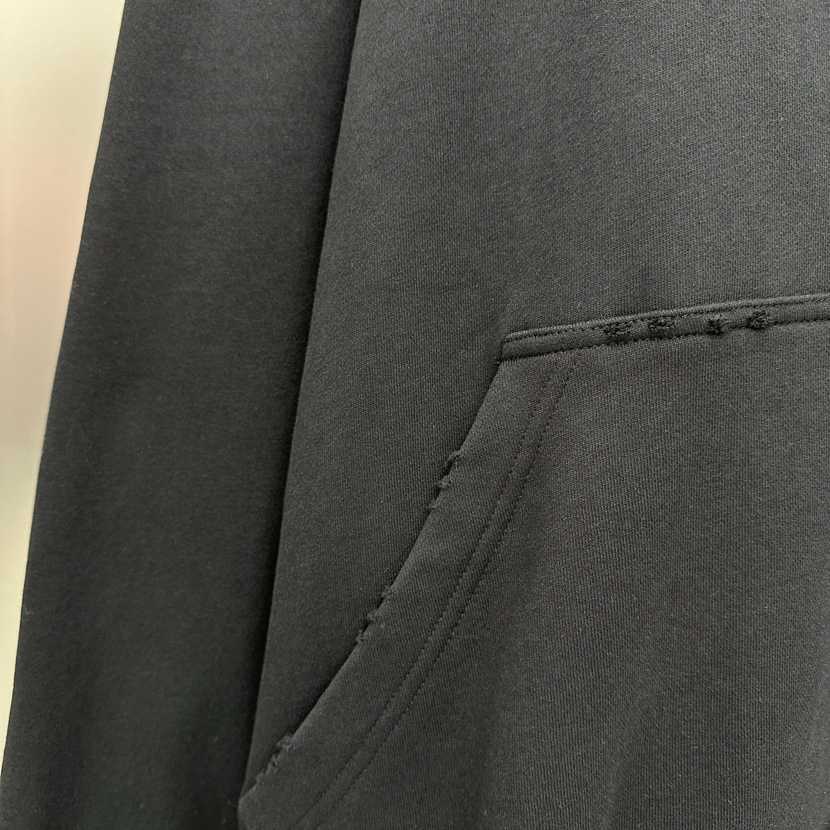 Balenciaga Exclusive Clothing - prezentare produs