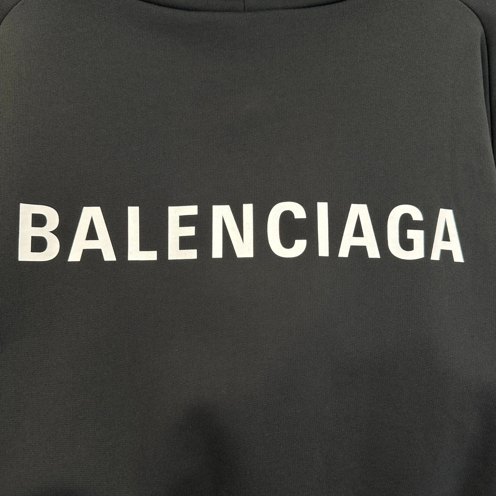 Balenciaga Exclusive Clothing - prezentare produs