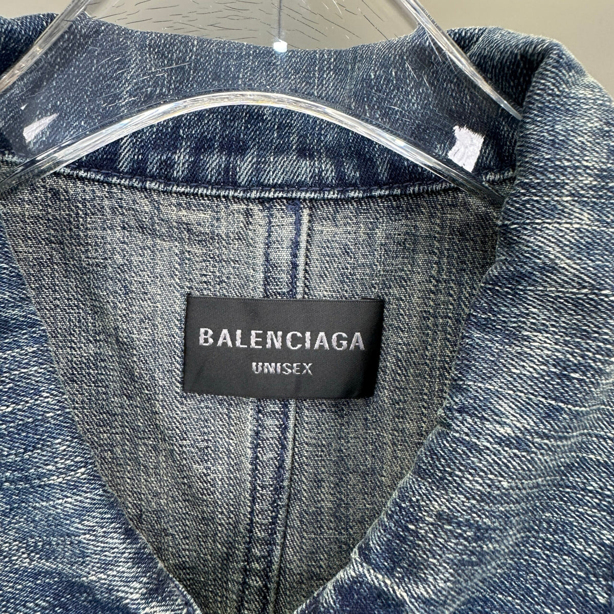 Balenciaga Exclusive Clothing - prezentare produs