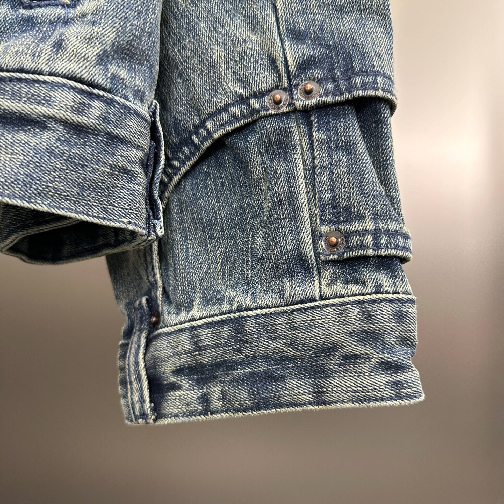 Balenciaga Exclusive Clothing - prezentare produs