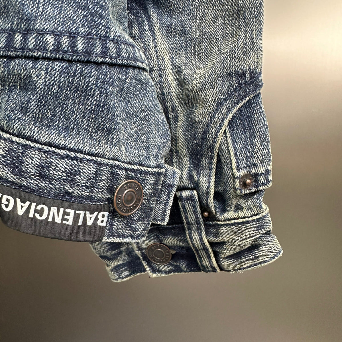 Balenciaga Exclusive Clothing - prezentare produs