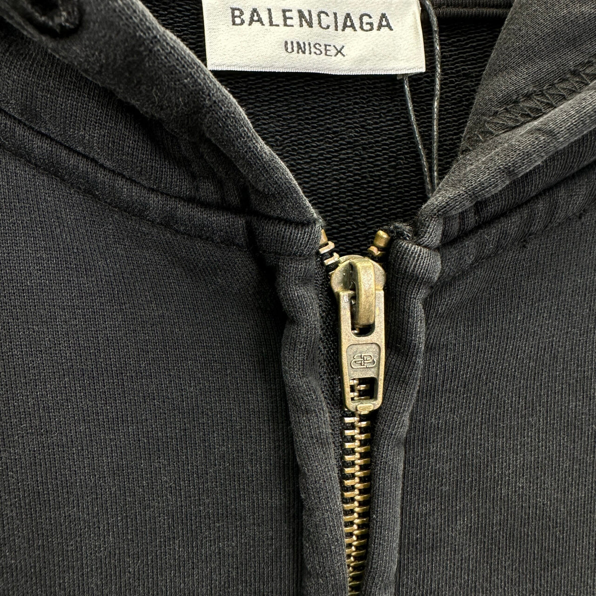 Balenciaga Exclusive Clothing - prezentare produs