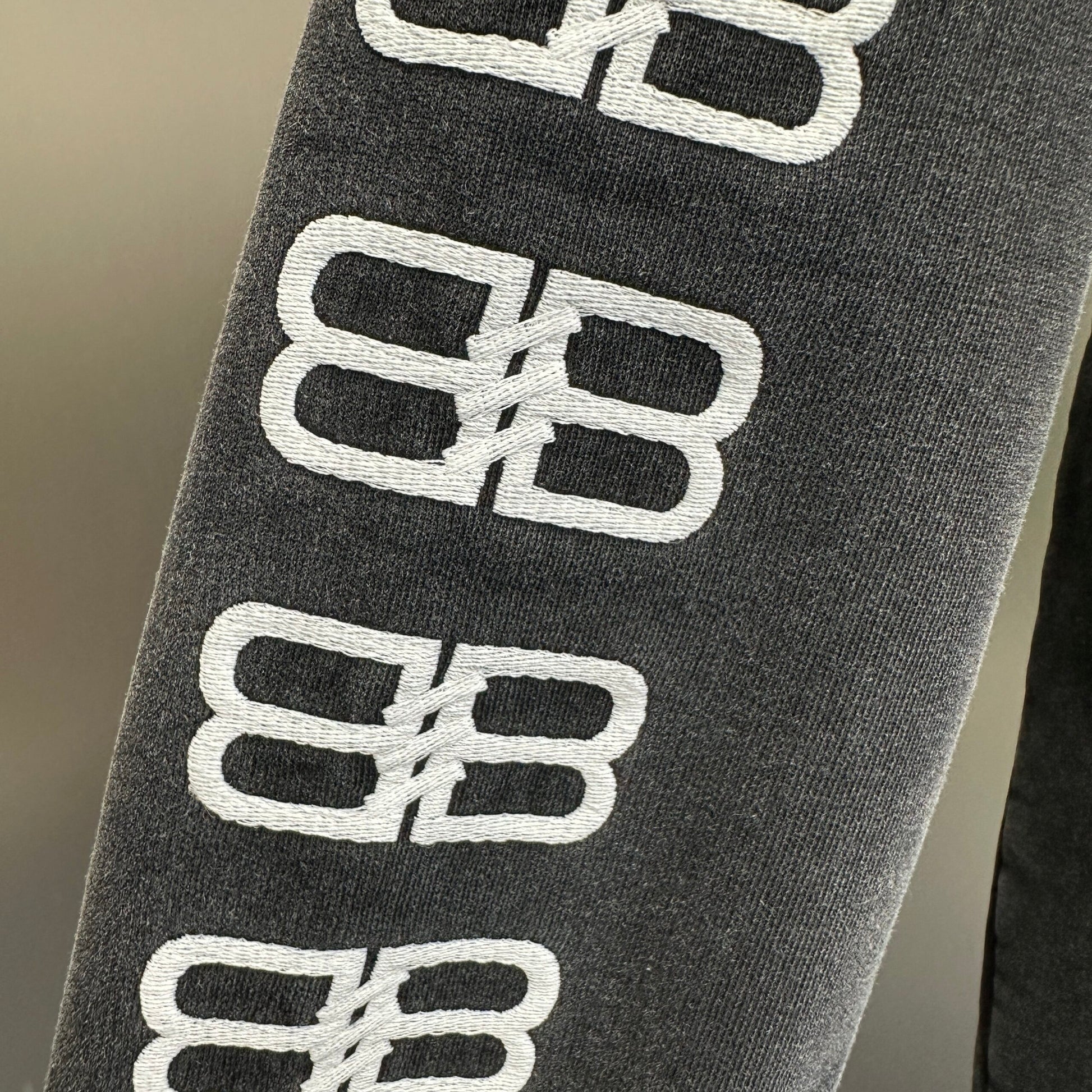 Balenciaga Exclusive Clothing - prezentare produs