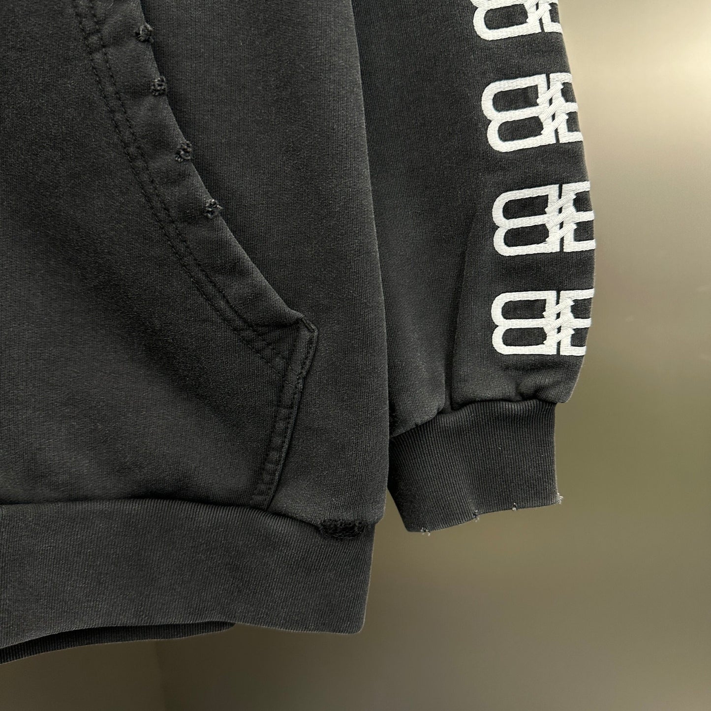Balenciaga Exclusive Clothing - prezentare produs