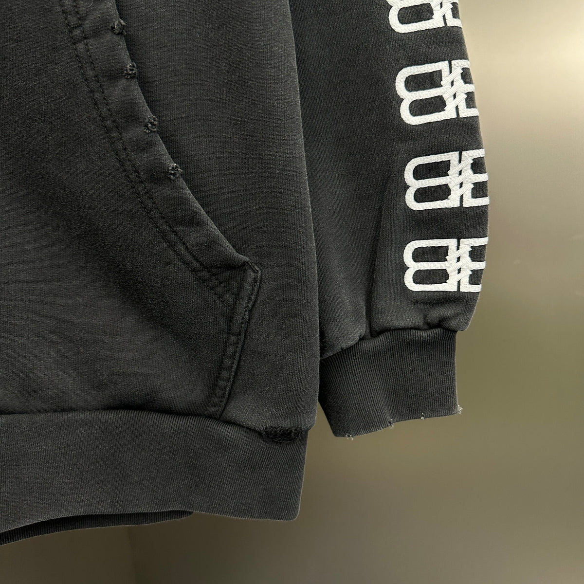 Balenciaga Exclusive Clothing - prezentare produs