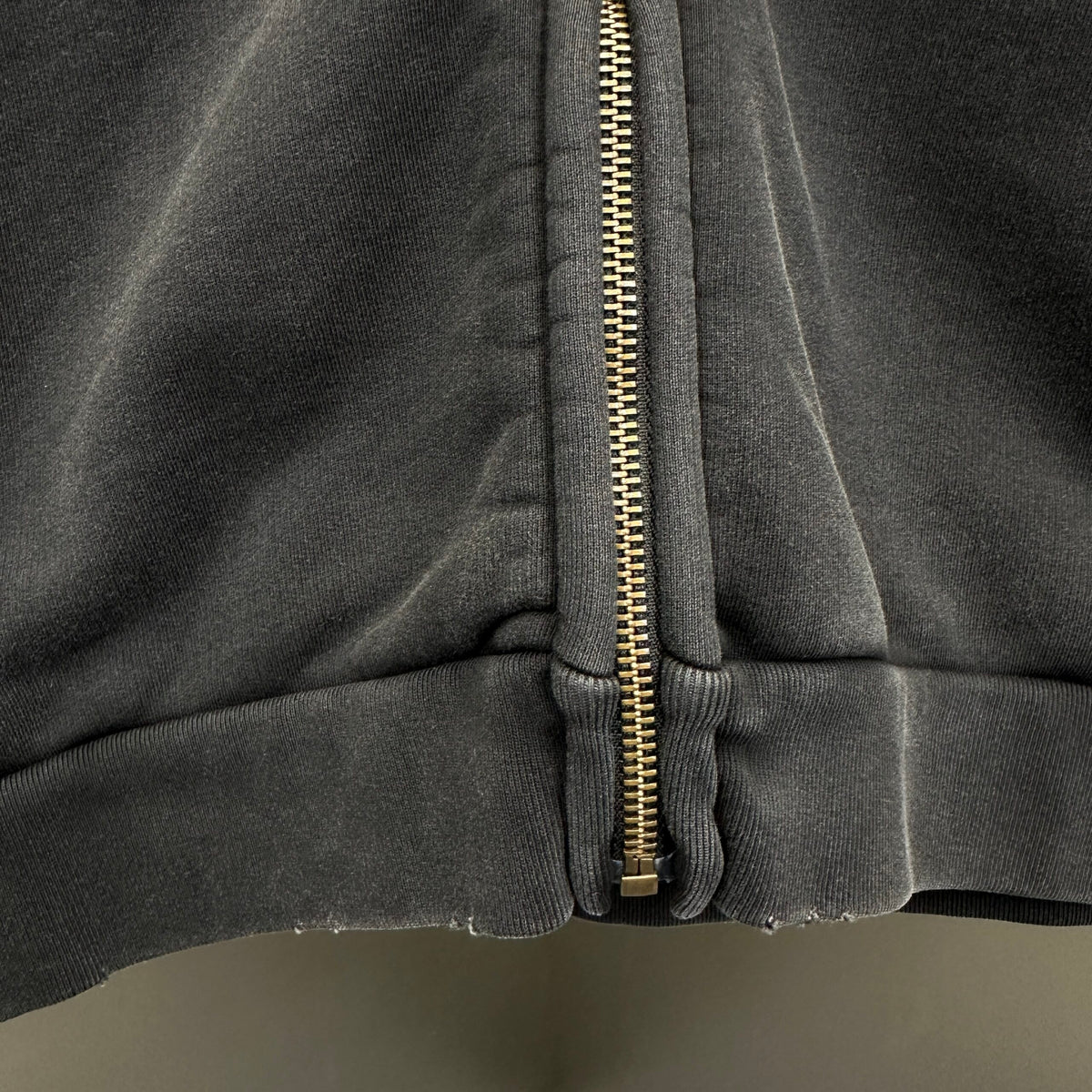 Balenciaga Exclusive Clothing - prezentare produs