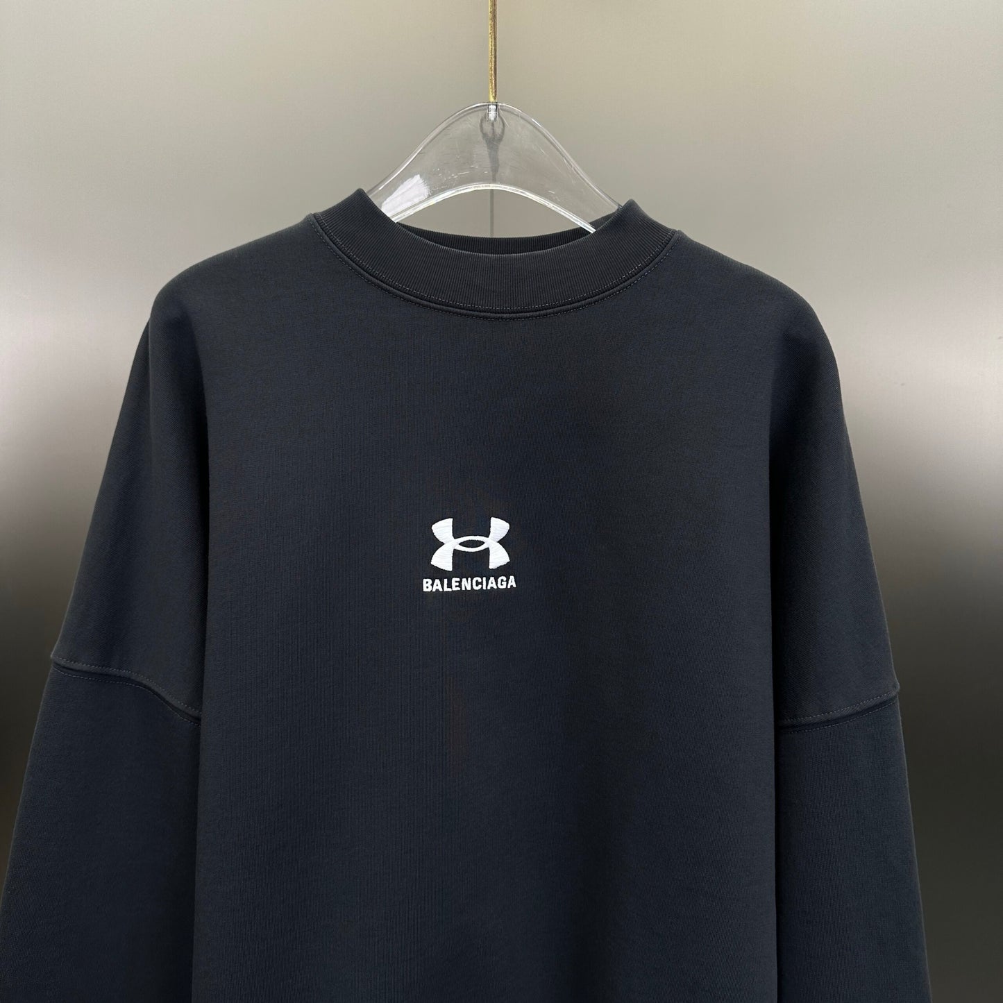 Balenciaga Exclusive Clothing - prezentare produs