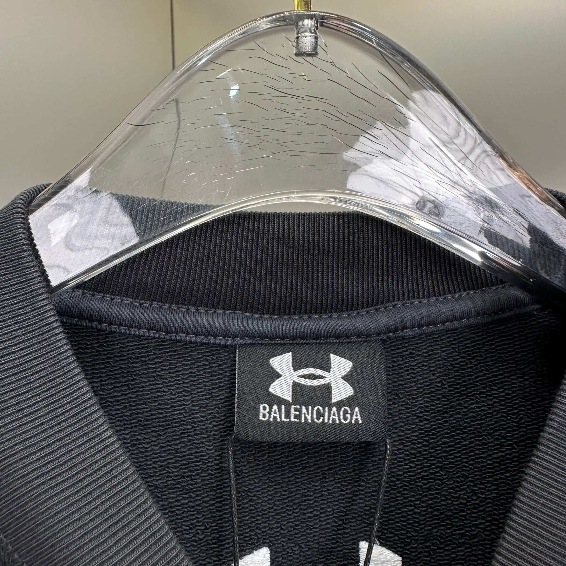 Balenciaga Exclusive Clothing - prezentare produs