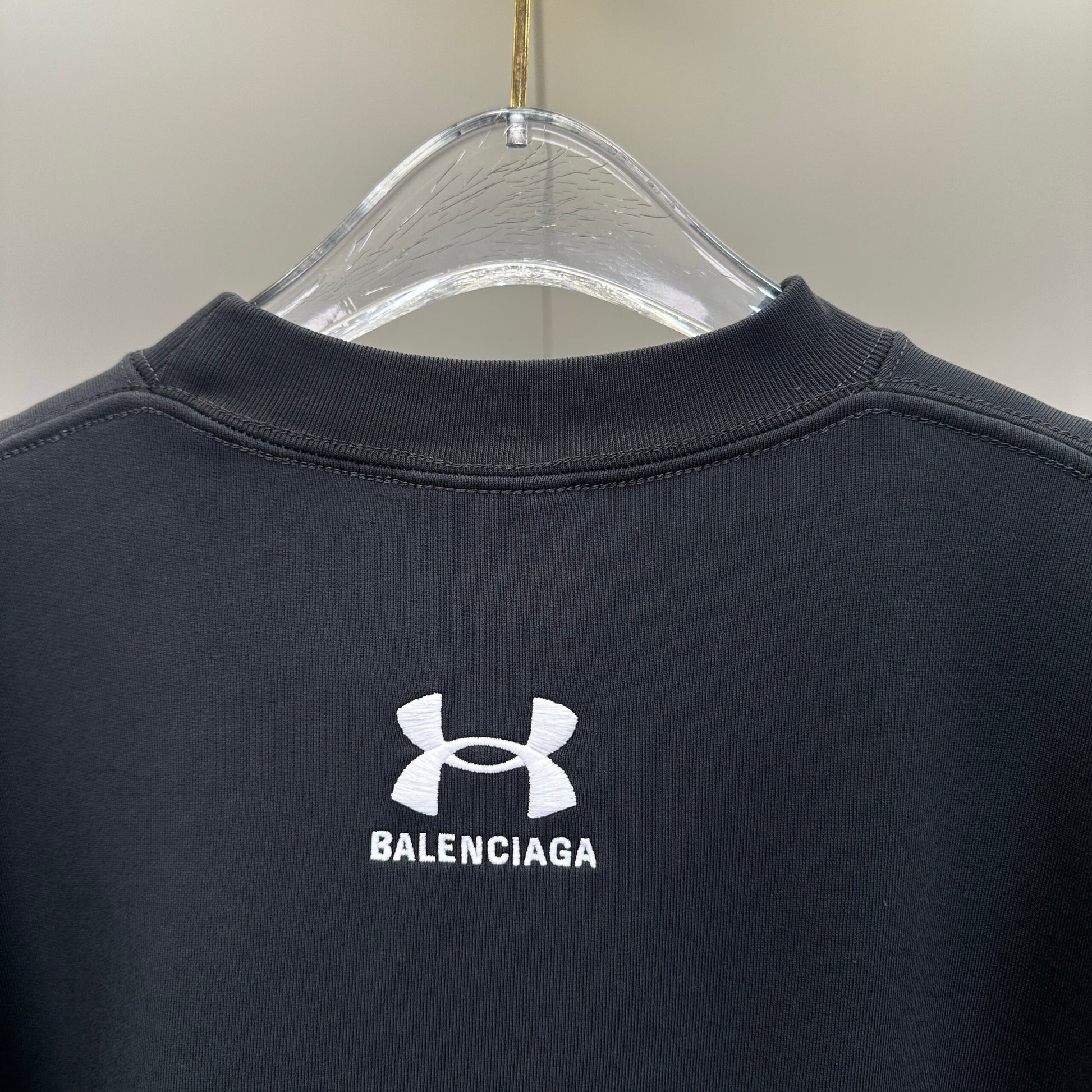 Balenciaga Exclusive Clothing - prezentare produs