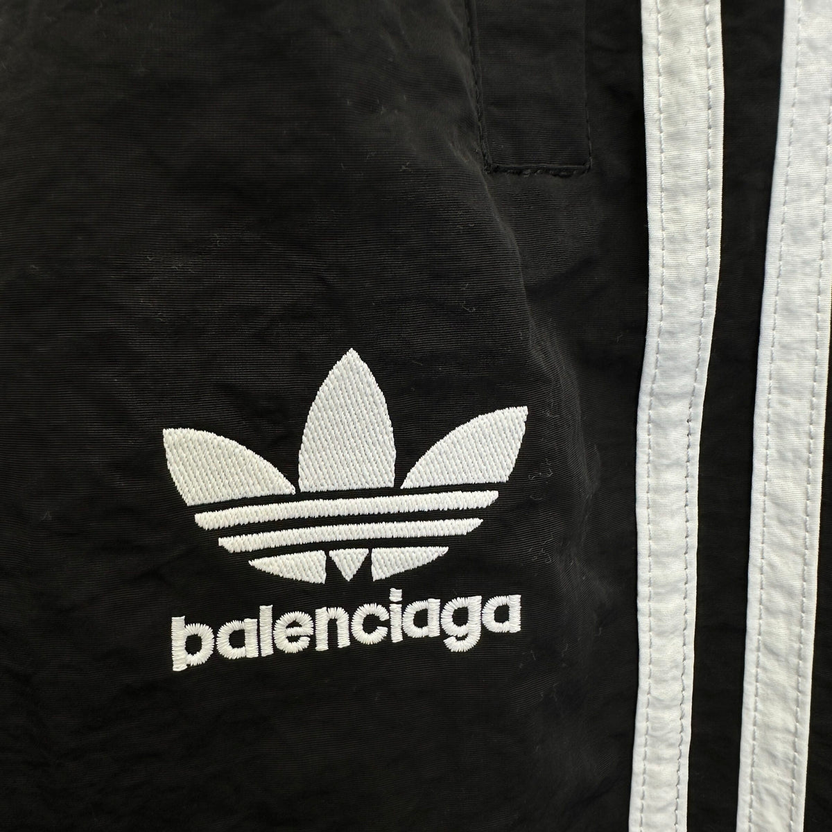 Balenciaga Exclusive Clothing - prezentare produs