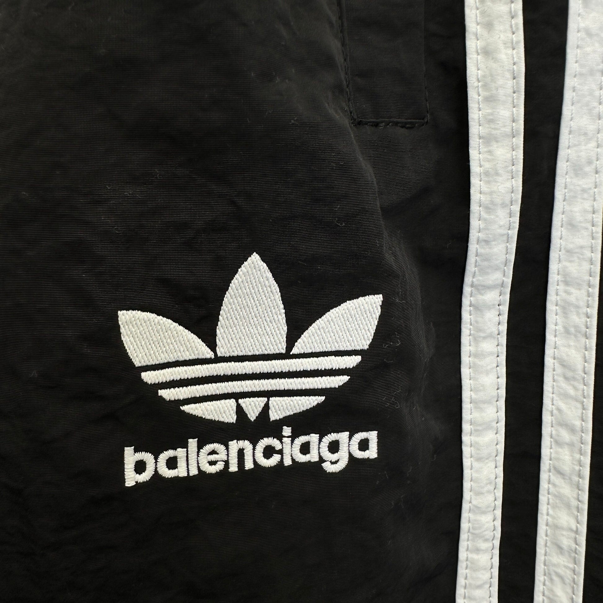 Balenciaga Exclusive Clothing - prezentare produs