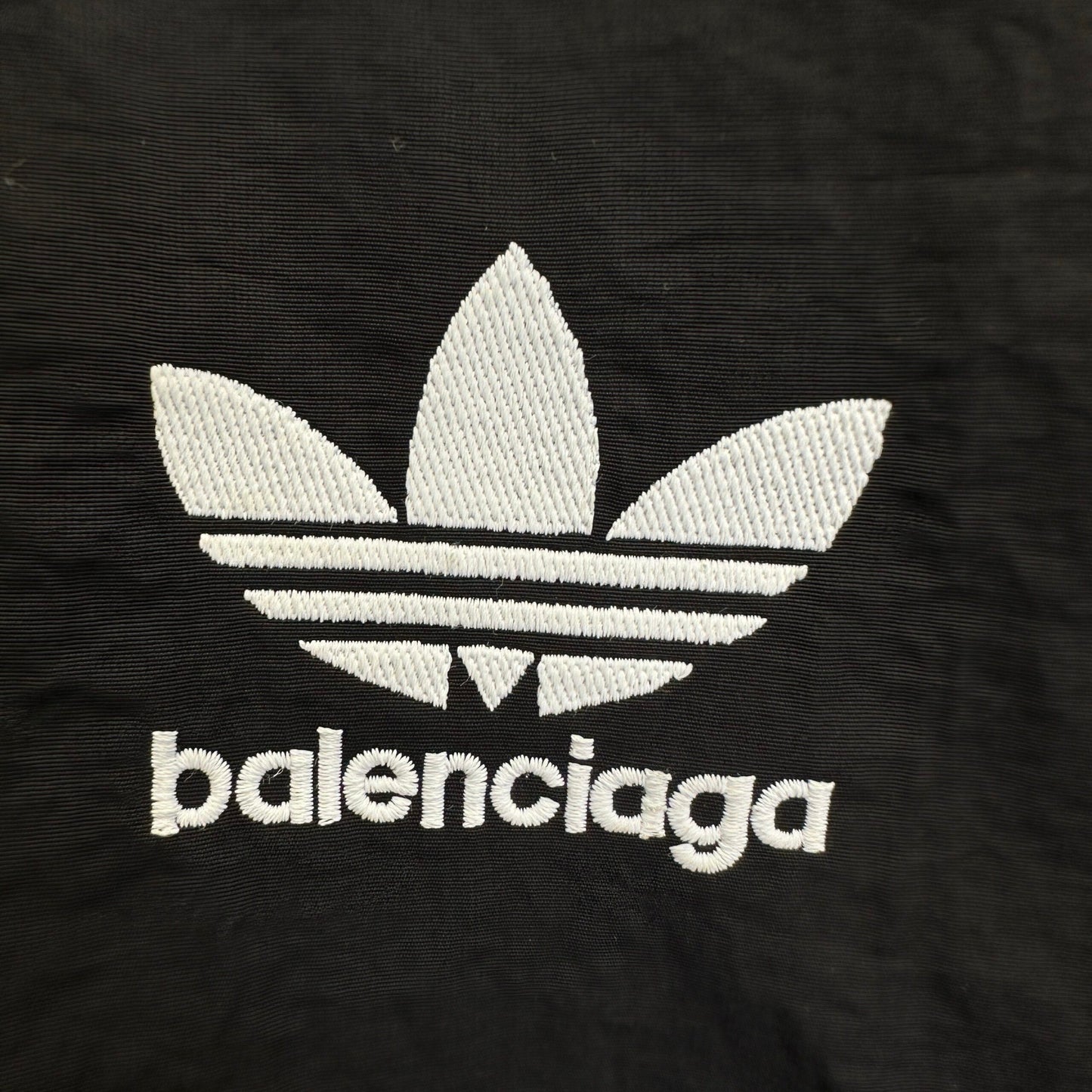 Balenciaga Exclusive Clothing - prezentare produs
