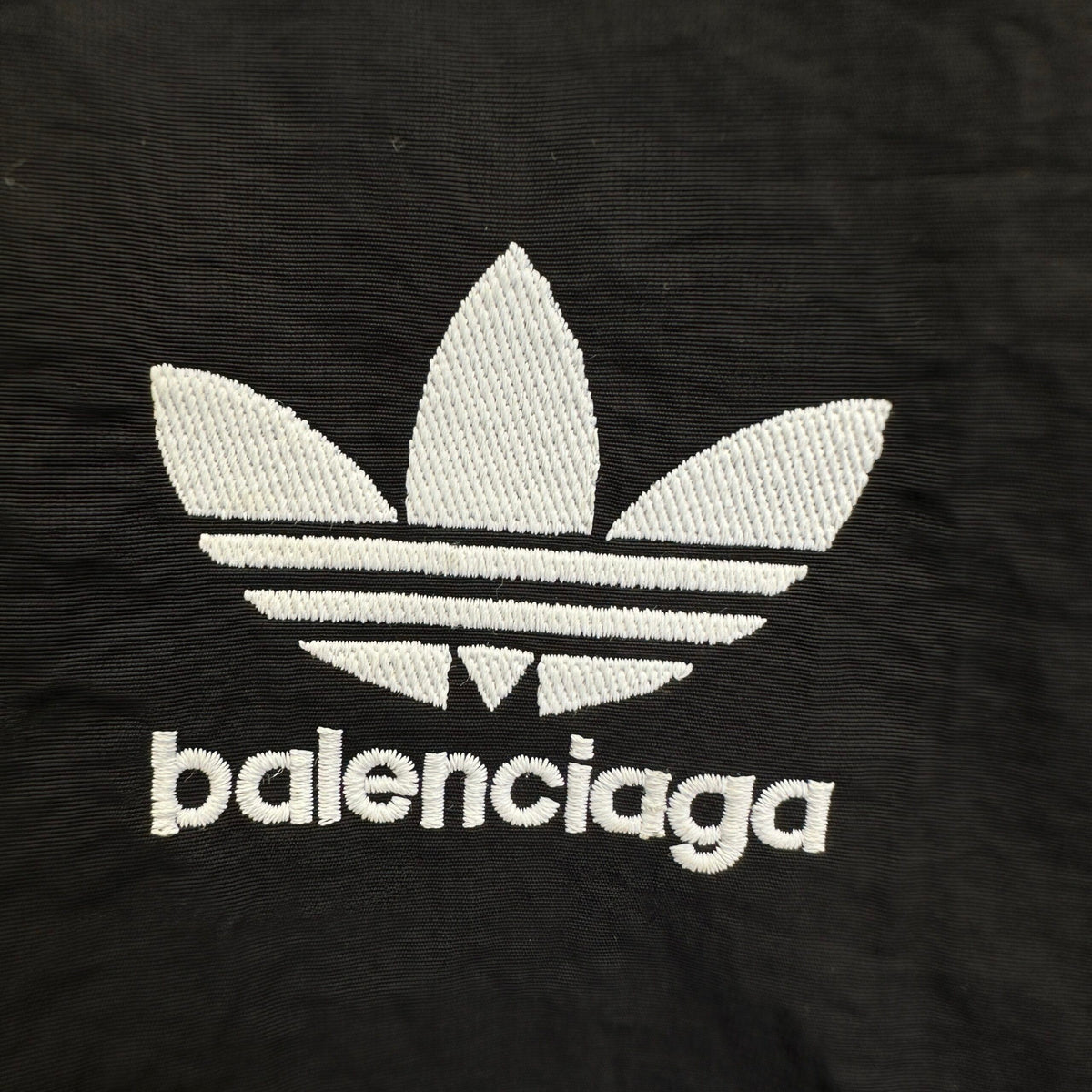 Balenciaga Exclusive Clothing - prezentare produs