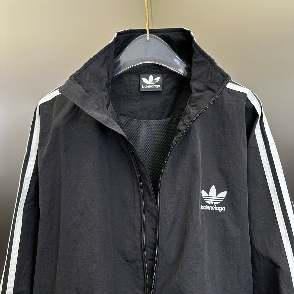 Balenciaga Exclusive Clothing - prezentare produs