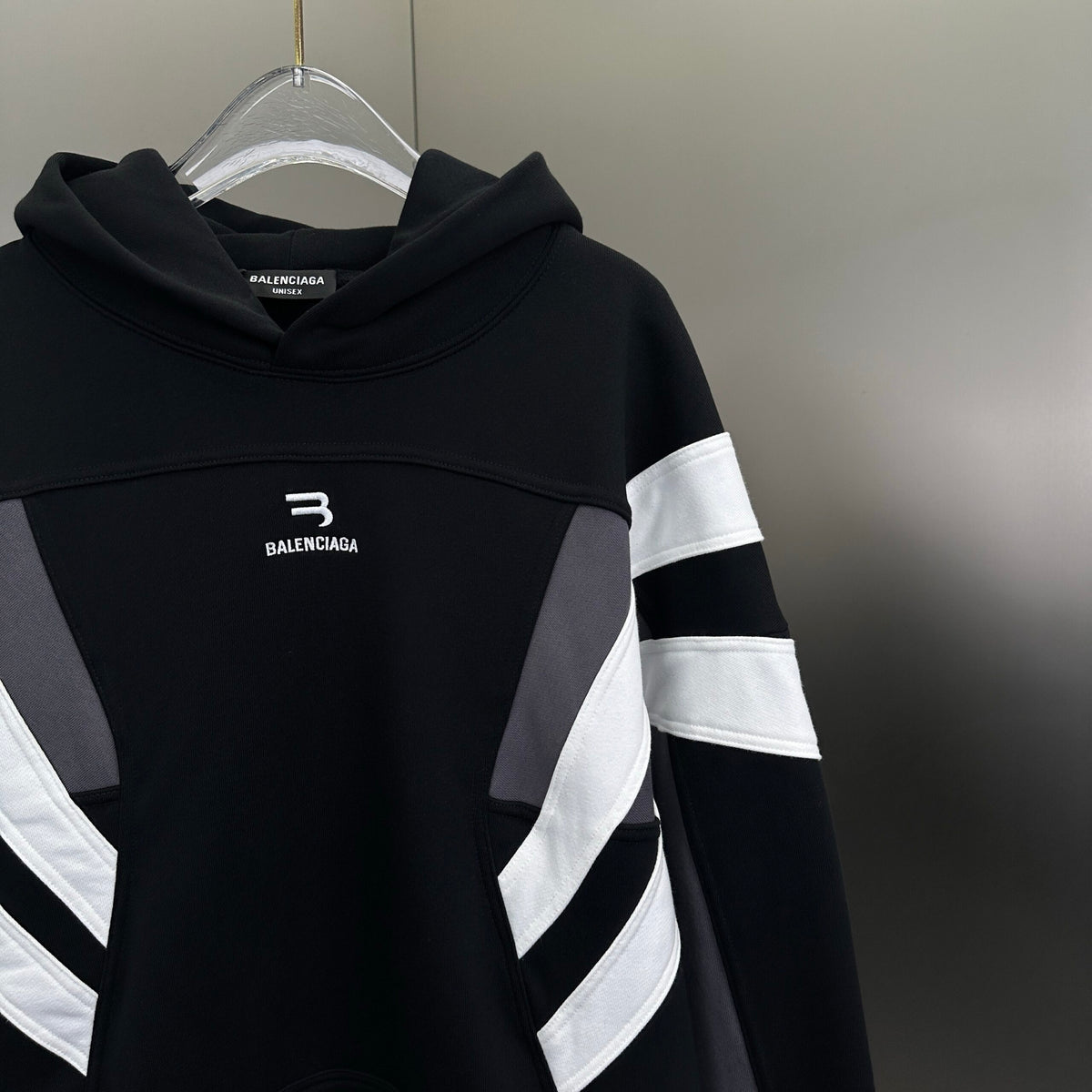Balenciaga Exclusive Clothing - prezentare produs
