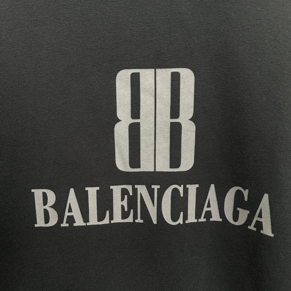 Balenciaga Exclusive Clothing - prezentare produs