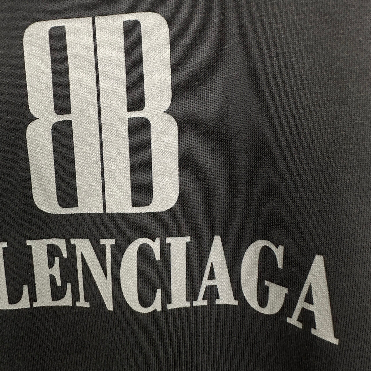 Balenciaga Exclusive Clothing - prezentare produs