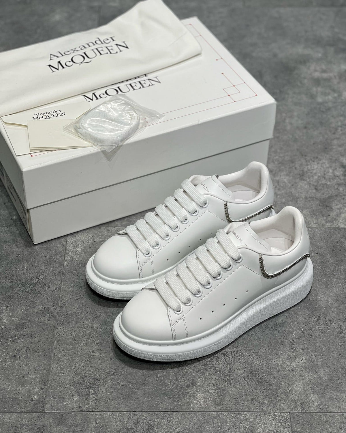 Alexander McQueen Alb Zip - prezentare produs