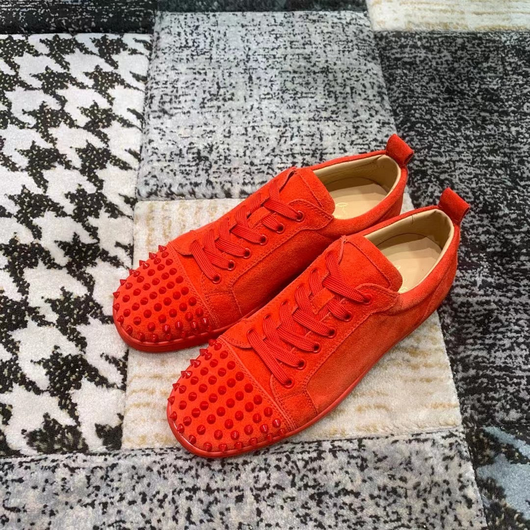 Christian Louboutin Roșu Velvet Spikes Low - prezentare produs