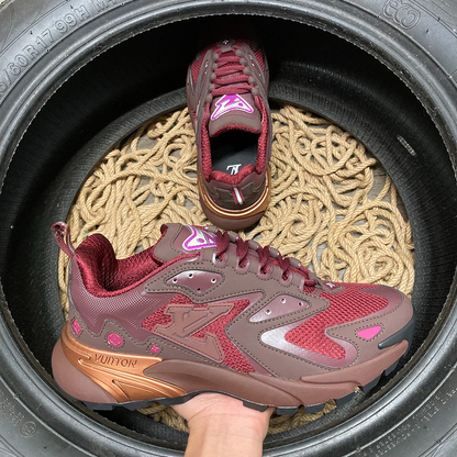 Louis Vuitton LV Tactic Bordo - prezentare produs
