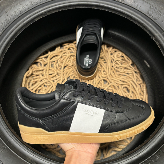 Valentino Upvillage Negru Crem Sole - prezentare produs