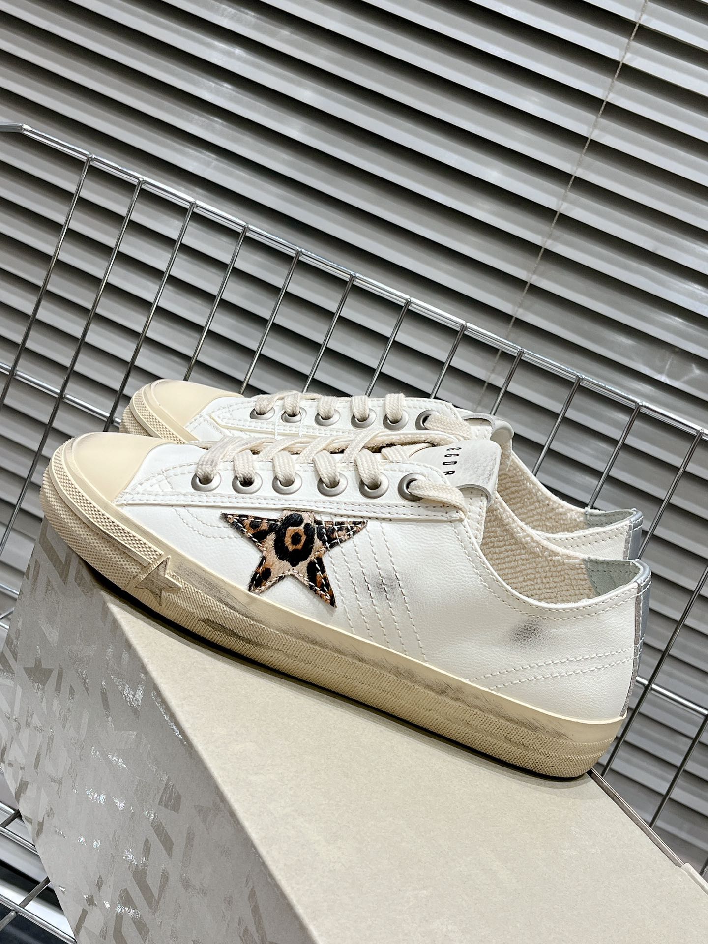 Golden Goose Deluxe G60 - prezentare produs