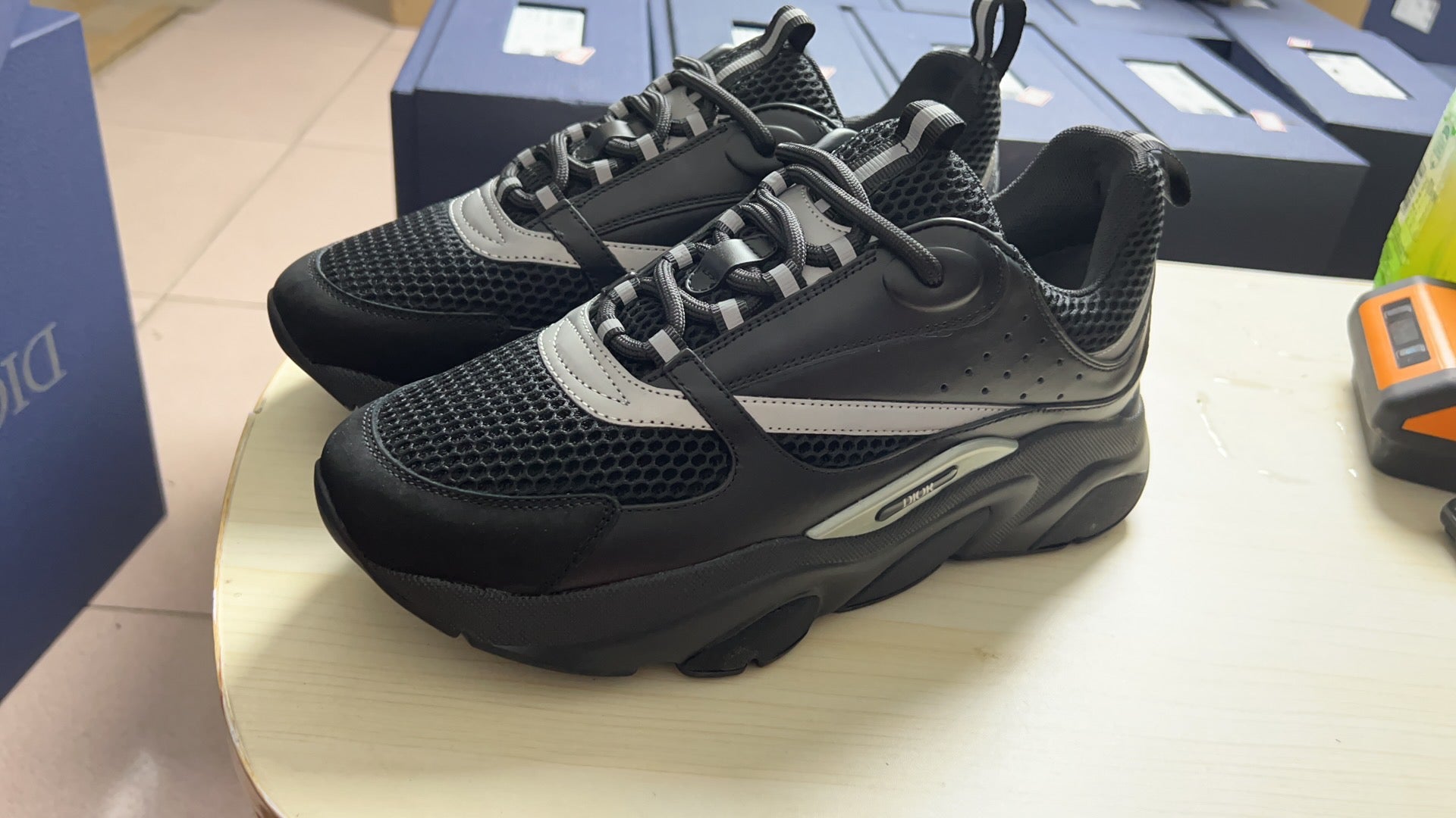 Dior B22 Negru - prezentare produs