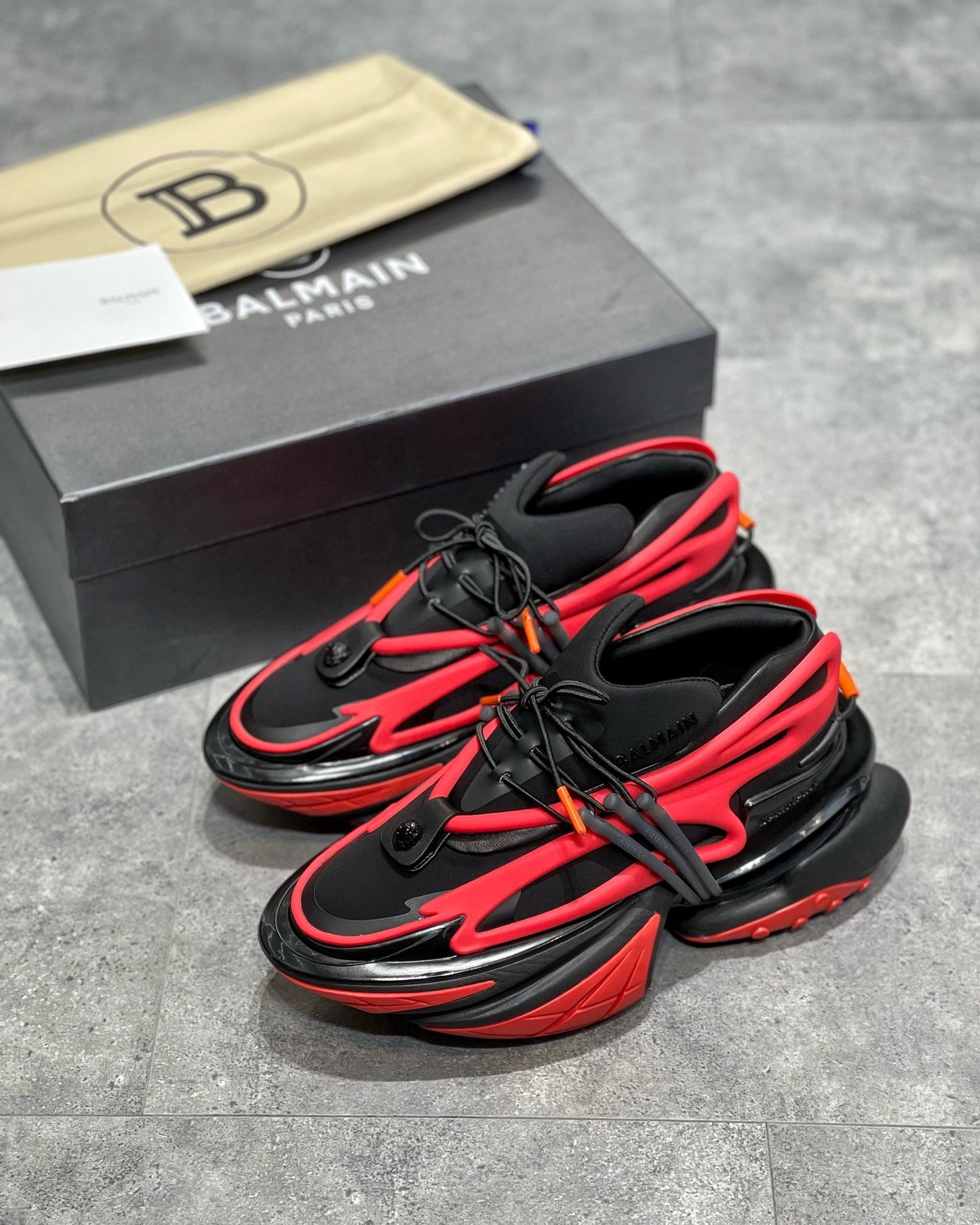 Balmain Unicorn Negru Roșu - prezentare produs