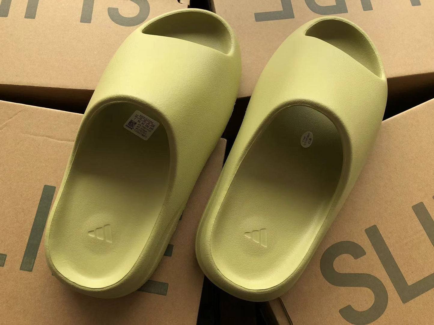 Adidas Yeezy Slapi Galben Crem - prezentare produs
