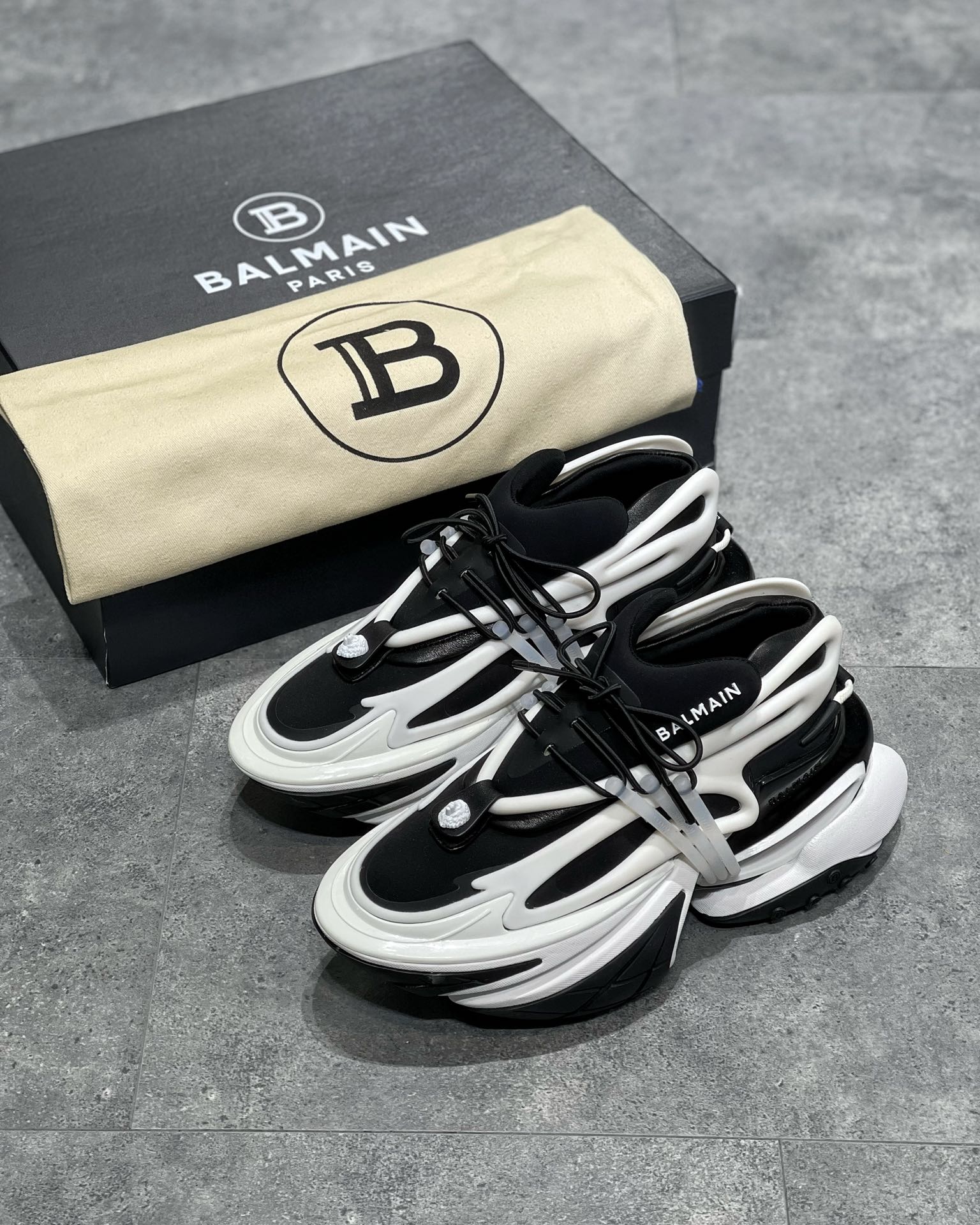 Balmain Unicorn Negru Alb - prezentare produs