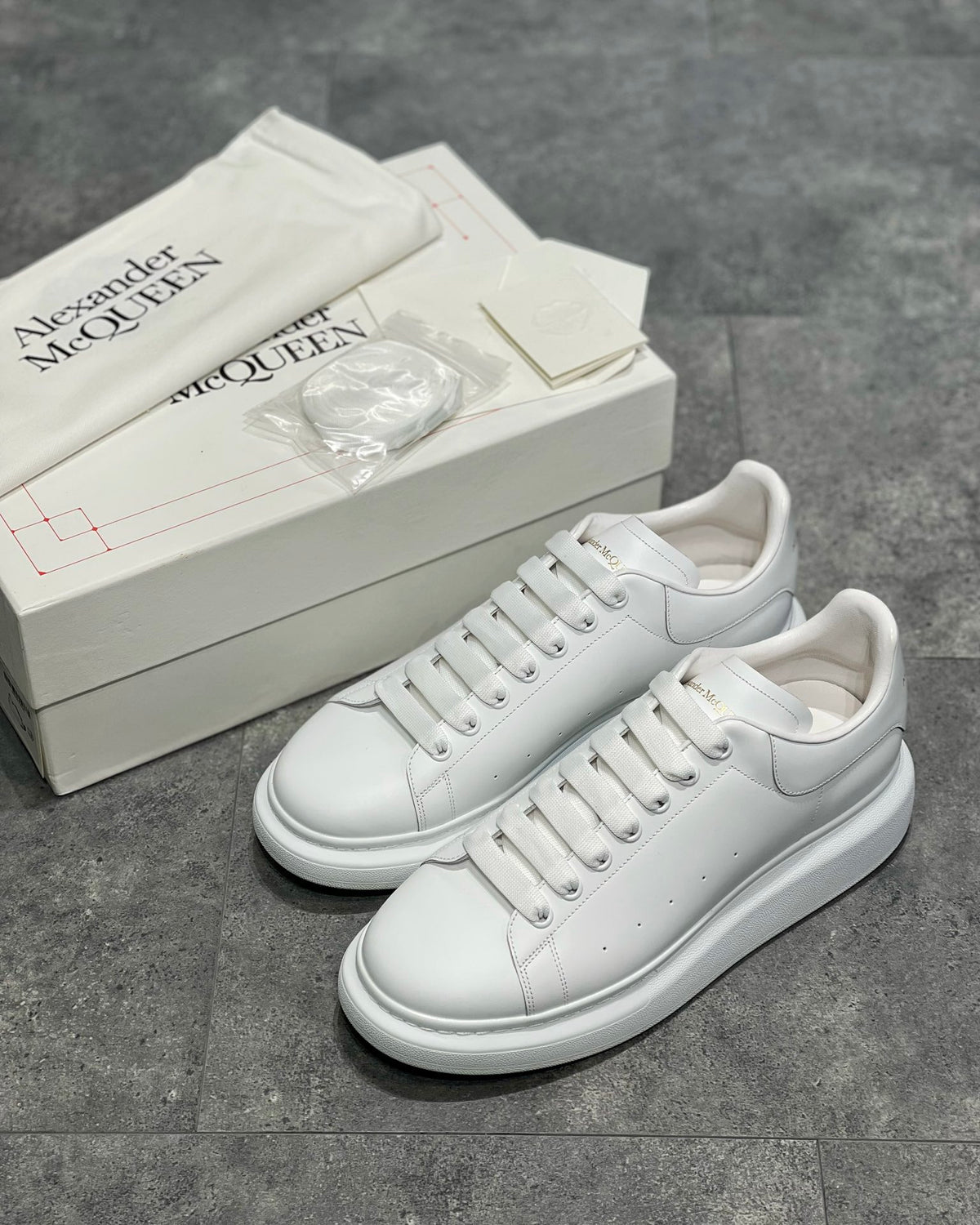 Alexander McQueen Full Alb - prezentare produs