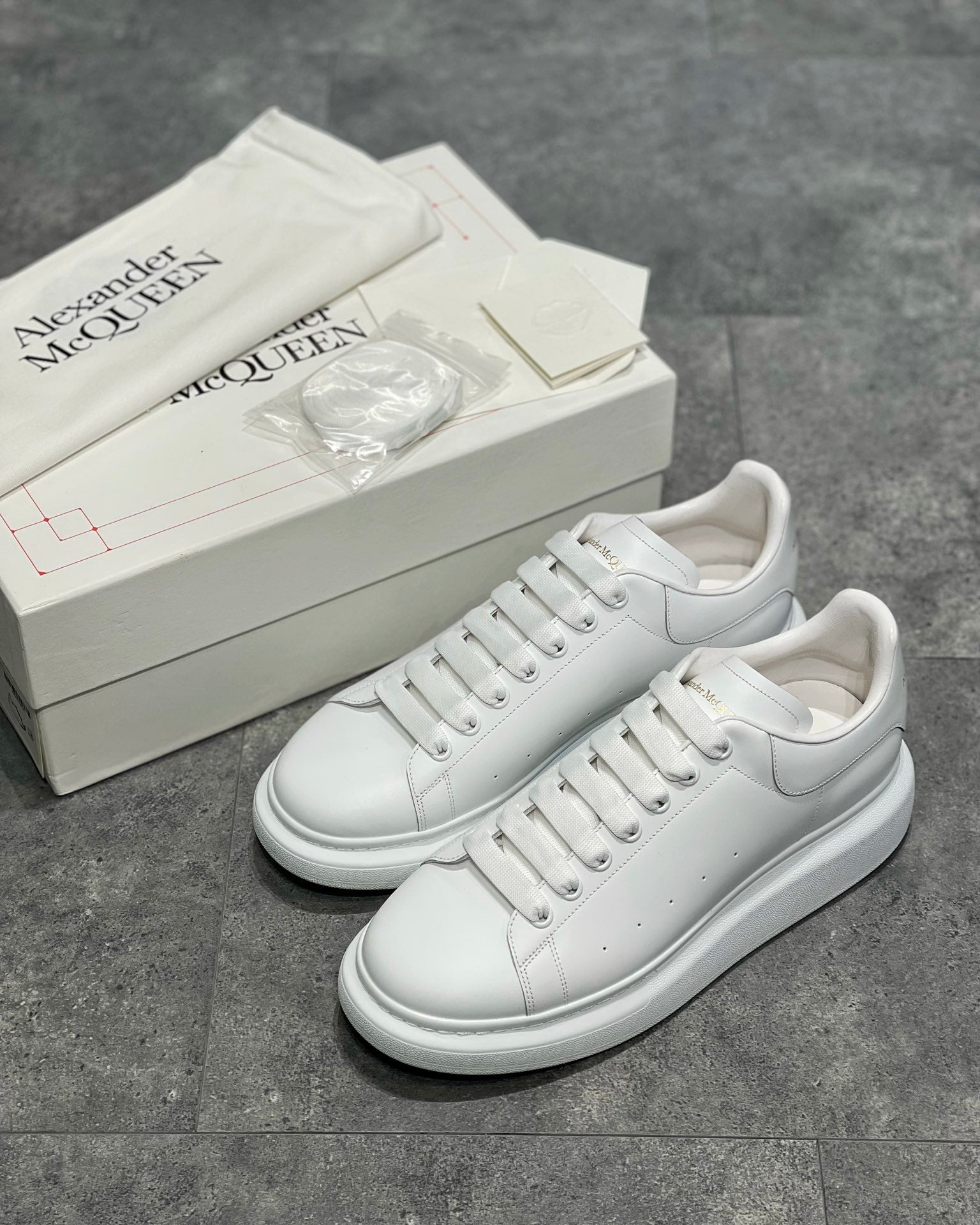 Alexander McQueen Full Alb - prezentare produs