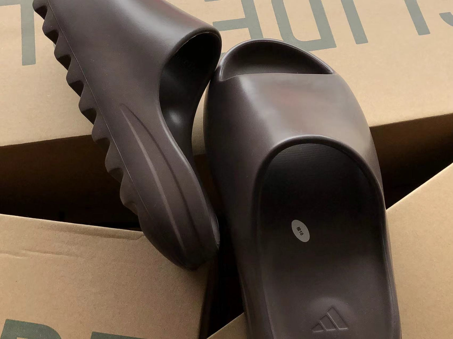 Adidas Yeezy Slapi Închis Maro - prezentare produs