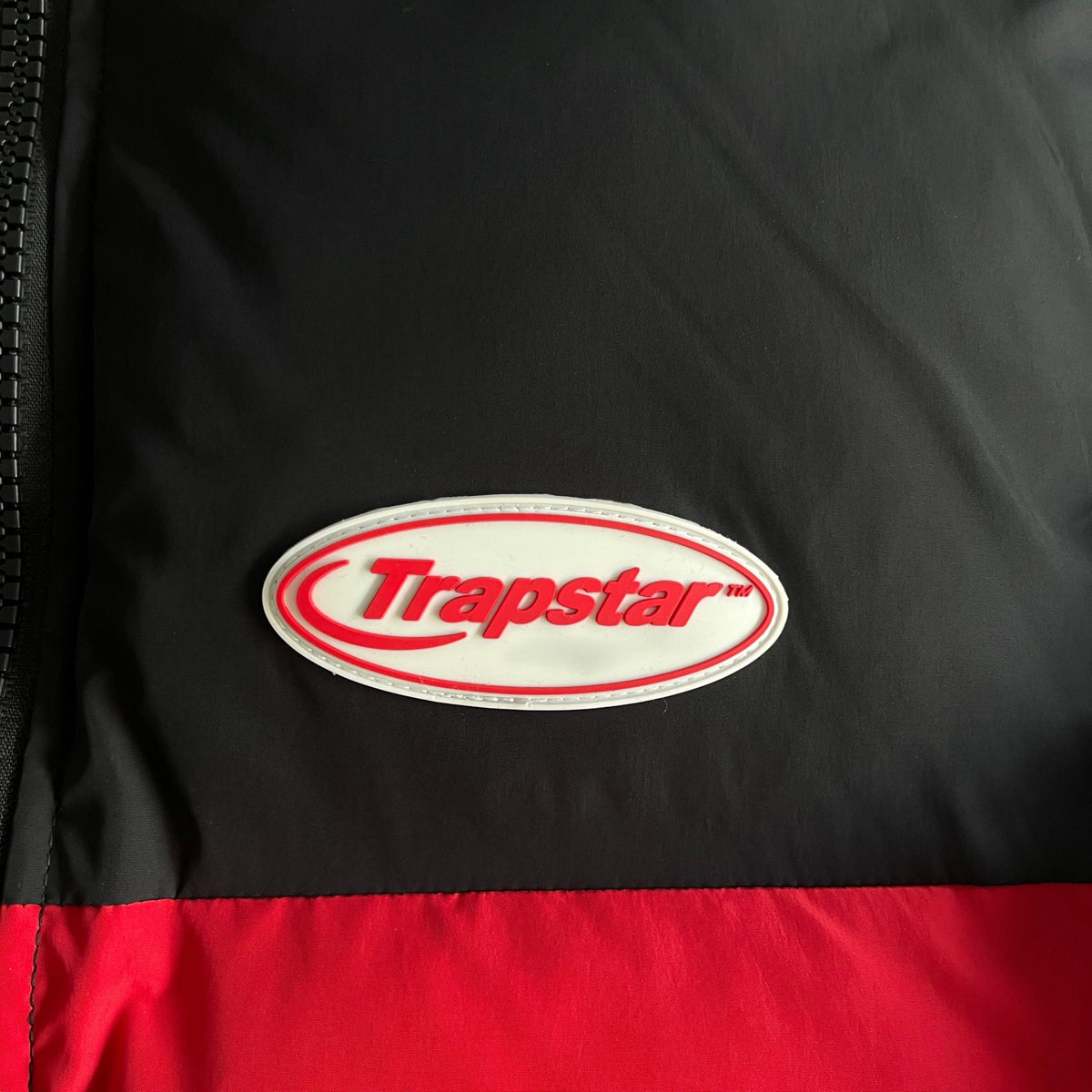 Trapstar Hyperdrive Puffer Geacă Negru Roșu Alb - prezentare produs