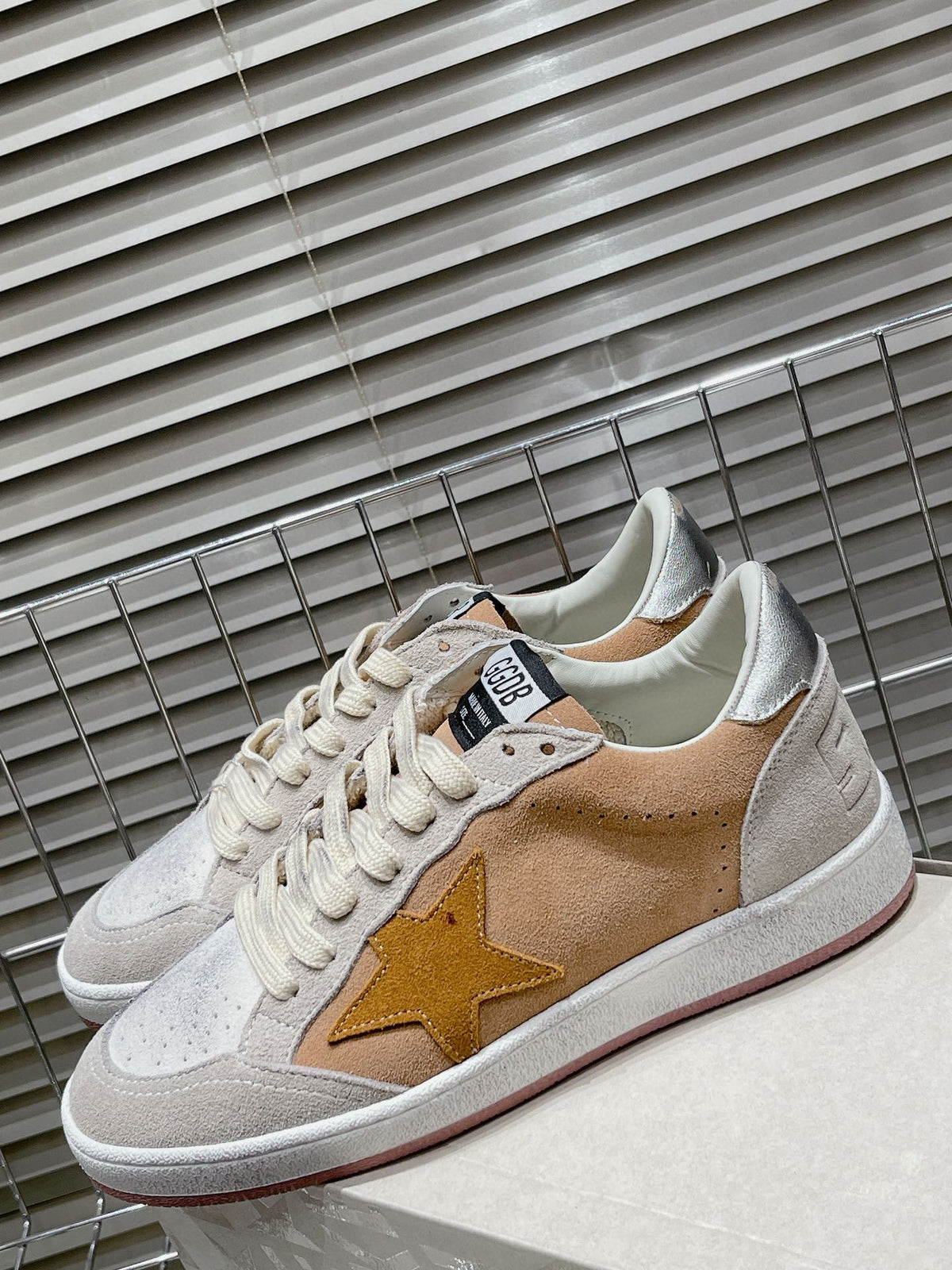 Golden Goose Deluxe G15 Pantofi sport - prezentare produs