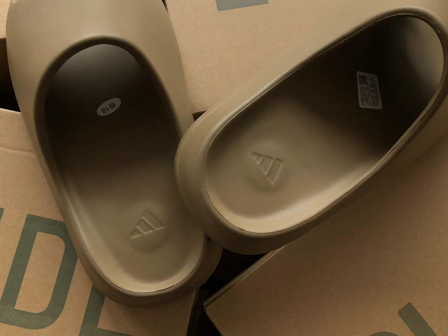 Adidas Yeezy Slapi Închis Maro - prezentare produs