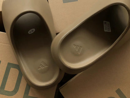 Adidas Yeezy Slapi Închis Maro - prezentare produs