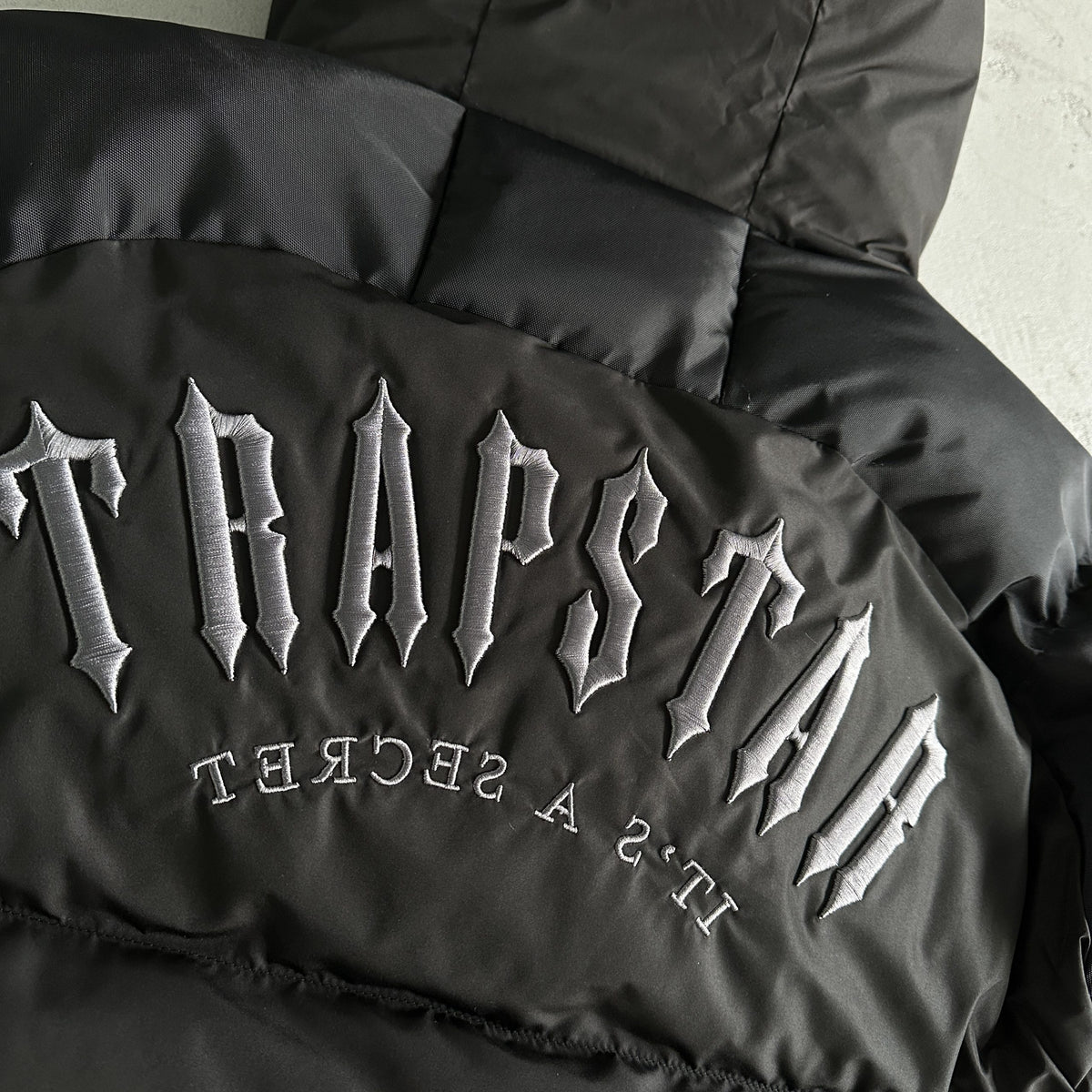 Trapstar Geacă Decoded Arch Puffer Negru New Colecție - prezentare produs