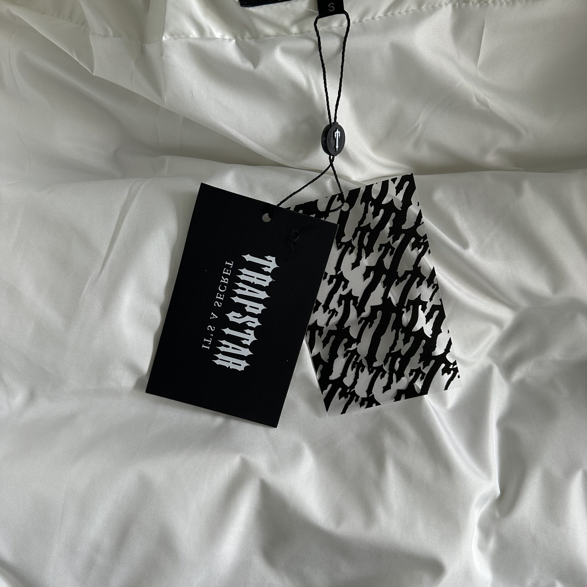 Trapstar Geacă Irongate Embossed Puffer New Colecție - prezentare produs